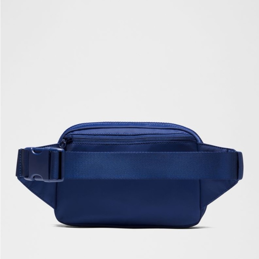 NWT Lululemon Everywhere Belt Bag Large 2L Long Strap | Dark Navy - Picture 2 of 11